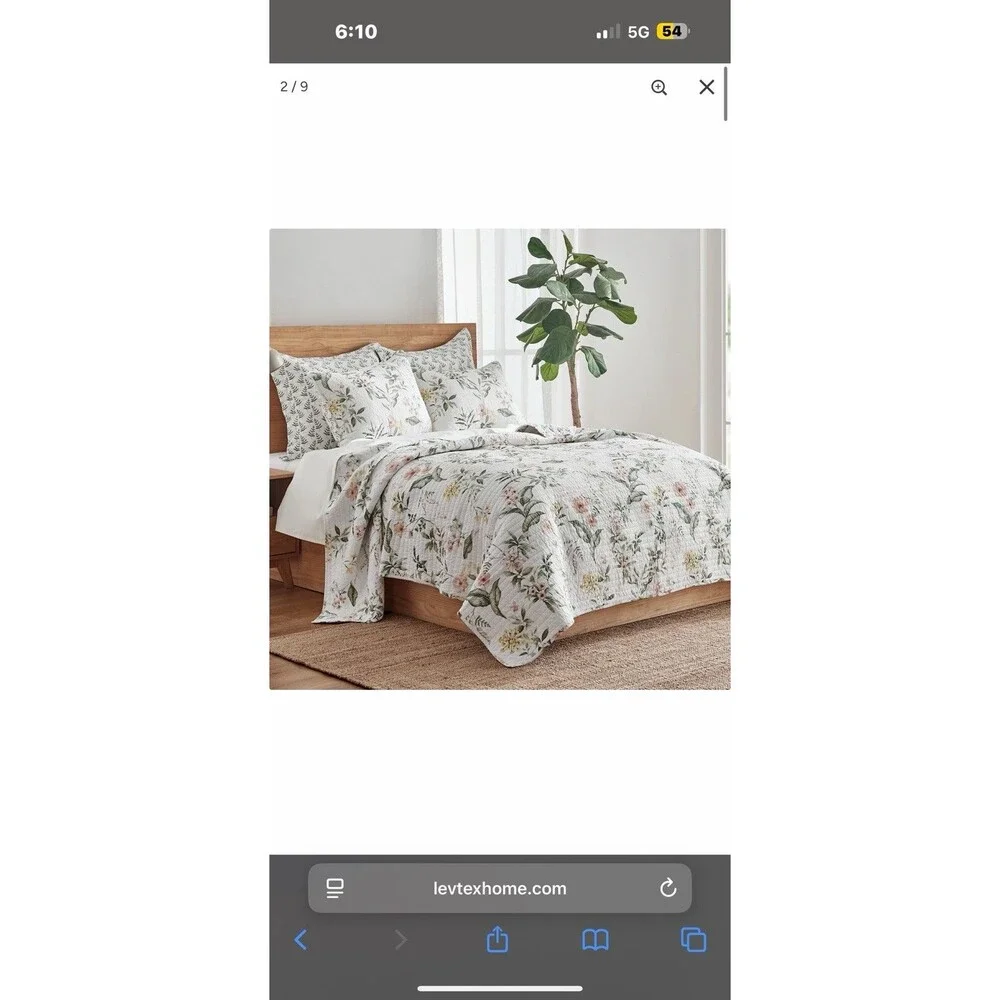 Levtex Home Viviana Quilt Set– Twin/Twin XL Floral Botanical Bedding $119 Retail